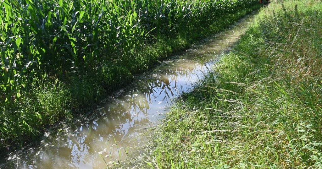 Ein Wasserrohrbruch überschwemmte Dienstagmorgen den Radweg zwischen Wulfen und Lembeck in Dorsten, was zu Verkehrsbehinderungen führte. 