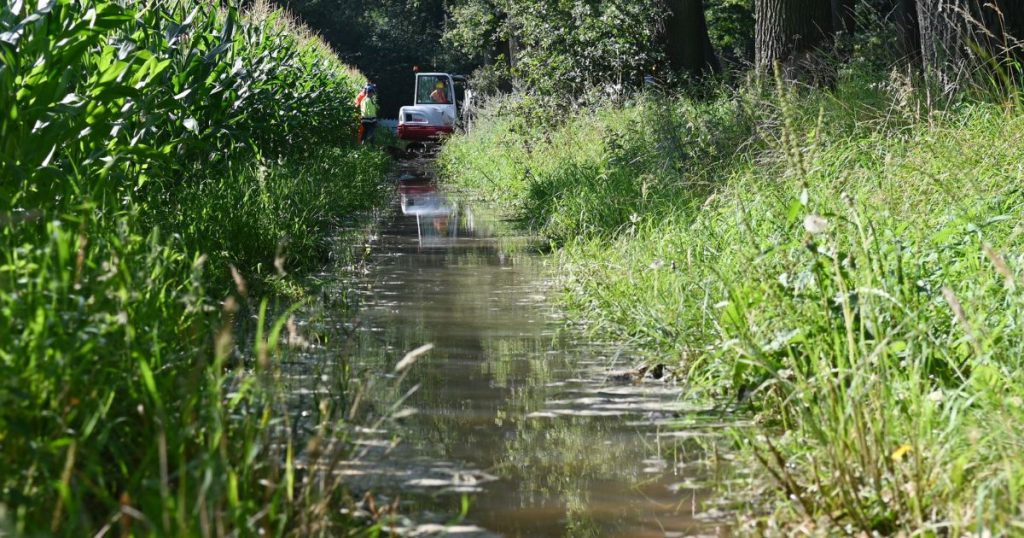 Ein Wasserrohrbruch überschwemmte Dienstagmorgen den Radweg zwischen Wulfen und Lembeck in Dorsten, was zu Verkehrsbehinderungen führte. 