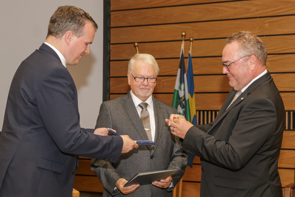 Im Namen von Bundespräsident Frank-Walter Steinmeier hat Landrat Bodo Klimpel am Montag (9. September 2024) Friedhelm Fragemann aus Dorsten das Bundesverdienstkreuz überreicht.