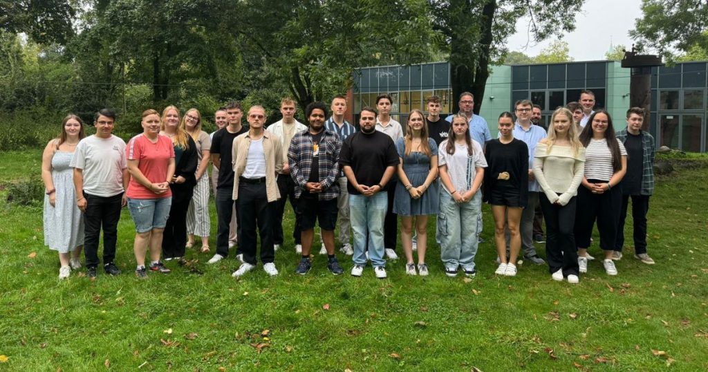 Auf dem Foto: Die neuen Auszubildenden der Stadt Dorsten mit Bürgermeister Tobias Stockhoff sowie André Sänger und Christian Hülsmann (beide Personalrat). Quelle: Stadt Dorsten