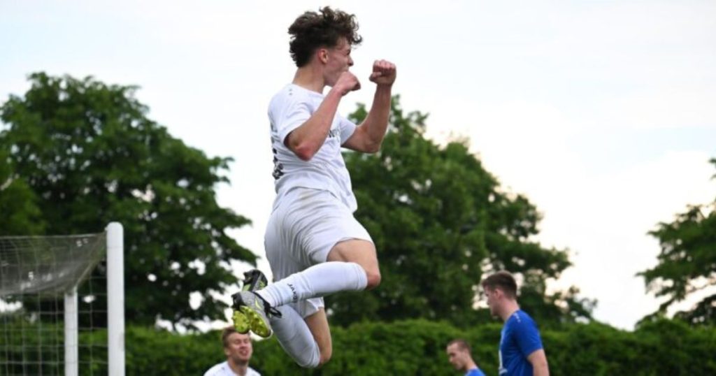 eim packenden Bezirksliga-Derby zwischen SV Lembeck und Viktoria Heiden erzielte Julian Risthaus alle vier Tore für Lembeck, was zu einem beeindruckenden 4:2 Sieg führte.